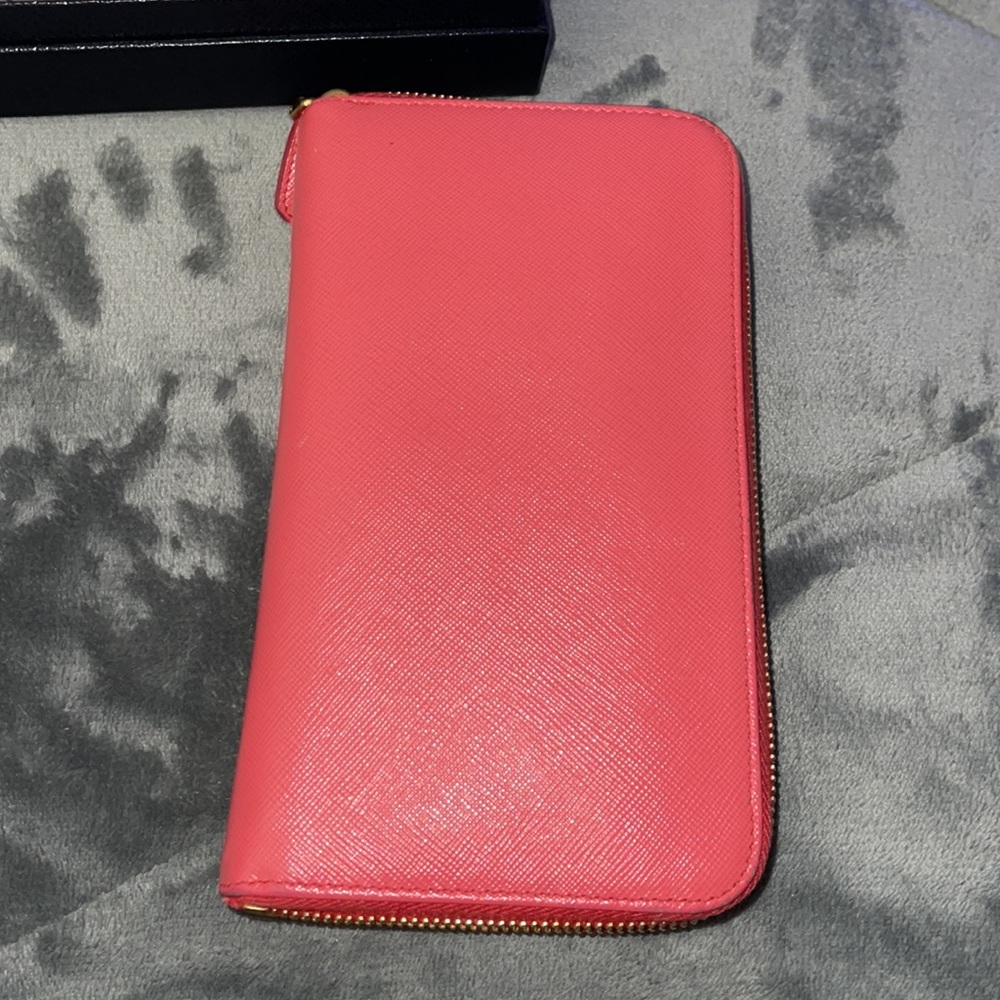 Preloved Prada wallet, excellent condition. Ask any questions.. - Picture 6 of 11